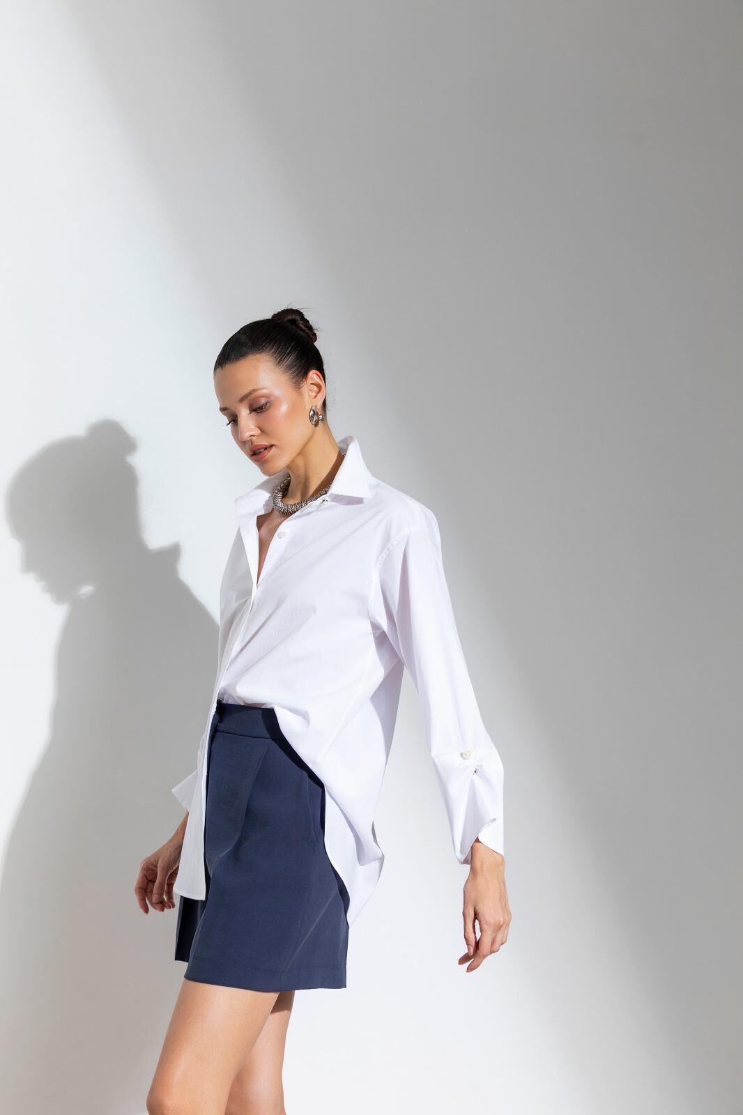 KOL DÜĞMELİ GÖMLEK