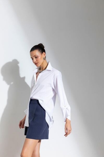 KOL DÜĞMELİ GÖMLEK