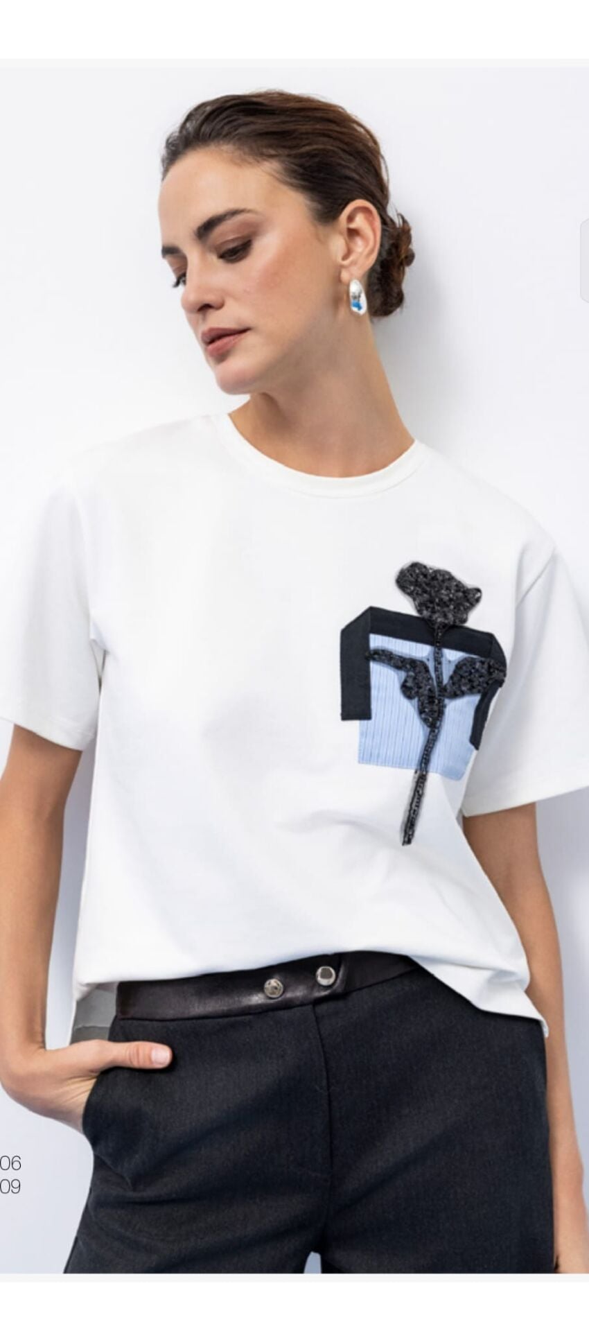 İŞLEMELİ ÇİZGİ DETAYLI TSHIRT