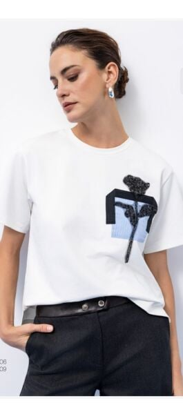 İŞLEMELİ ÇİZGİ DETAYLI TSHIRT